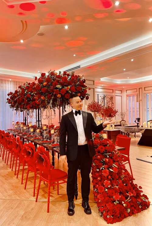 Năm 2019, một tài khoản Facebook cho biết vợ chồng cô đã đăng ký dự đêm tiệc của Khắc Tiệp tại Cannes và chuyển khoản hơn 100 triệu trước 6 tháng nhưng vì lý do gia đình nên không đi được. Theo cặp vợ chồng này, khi trao đổi với phía Khắc Tiệp, nhân viên của ông bầu nói rằng sẽ hoàn lại tiền. Thế nhưng, sau đó, cặp đôi này nhận được phản hồi không trả tiền từ ông trùm chân dài vì đó là tiền cọc. Ảnh: FBNV.