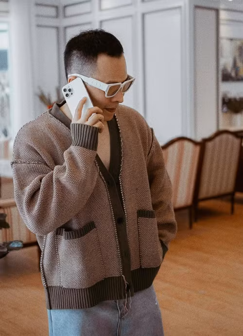 Tháng 6/2021, clip nhóm người đến nhà bố mẹ đẻ Vũ Khắc Tiệp đòi nợ gây xôn xao dư luận. Nhóm người này tố ông bầu vay 12.000 USD từ năm 2011, nhưng không chịu trả suốt 10 năm. Giữa ồn ào, Khắc Tiệp lên tiếng. Ảnh: FBNV.