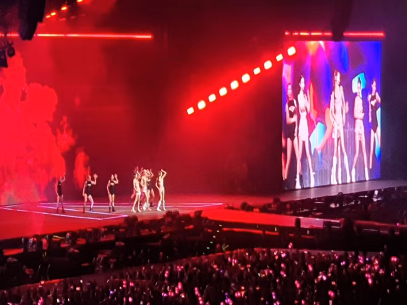 Các thành viên nhóm BlackPink cố gắng nói tiếng Việt. Jennie chia sẻ: “Các bạn có khỏe không?”, Jisoo nói “Em yêu các bạn”. Các thành viên còn kêu gọi fan bằng tiếng Việt: “Các bạn hét lên đi”… Ảnh: Dân Việt.