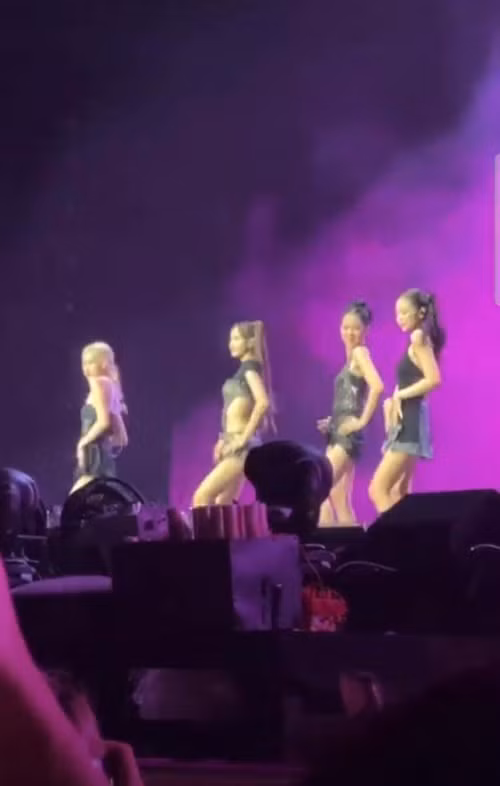 Là chủ nhân của ca khúc See Tình, DTAP chia sẻ: "Hạnh phúc quá mọi người ơi, Jennie (BlackPink) vừa nhảy See tình. DTAP ôm nhau khóc đây ạ". Ảnh: Dân Trí.