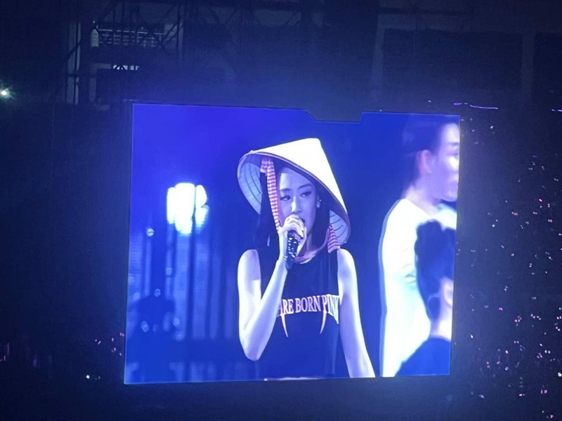 Trong tiết mục khép lại chương trình, các thành viên nhóm đội nón lá. Ảnh: Dân Trí.