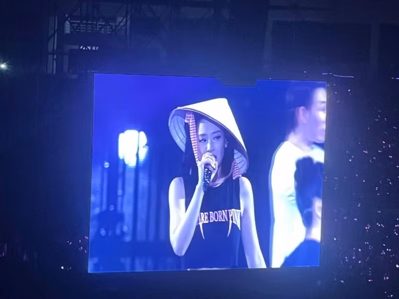 Trong tiết mục khép lại chương trình, các thành viên nhóm đội nón lá. Ảnh: Dân Trí.