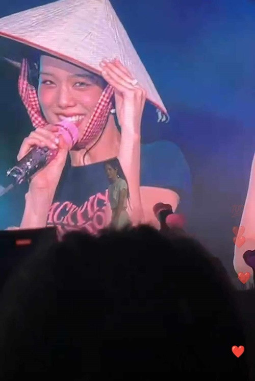 Việc BlackPink đội nón lá ghi điểm trong mắt người hâm mộ Việt Nam. Ảnh: Người Đưa Tin.