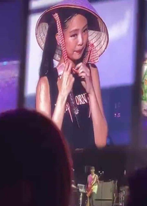 Jennie khoe nhan sắc xinh đẹp khi đội nón lá. Ảnh: Người Đưa Tin.