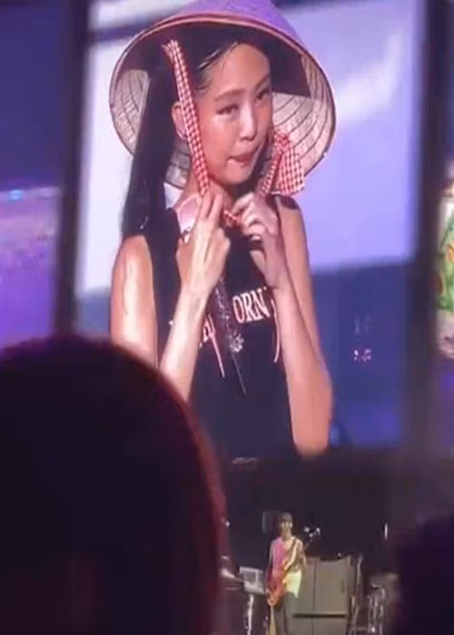 Jennie khoe nhan sắc xinh đẹp khi đội nón lá. Ảnh: Người Đưa Tin.