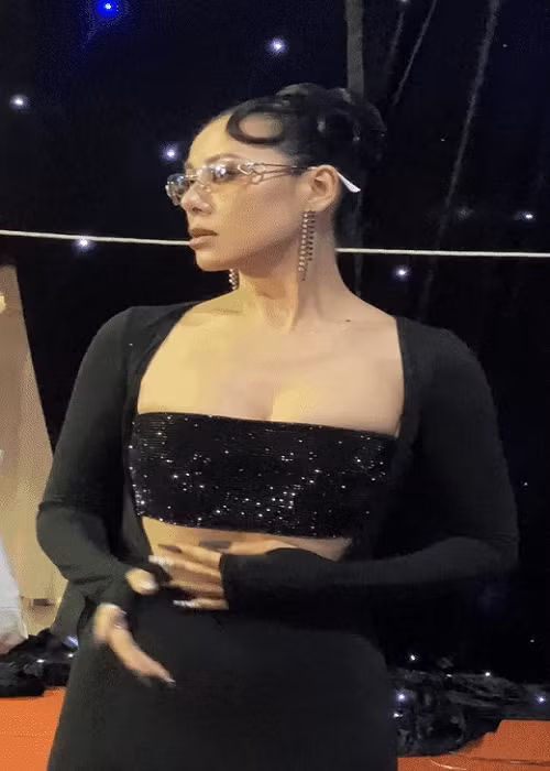 Mới đây, xuất hiện tại một sự kiện, Nam Thư có hành động xoa bụng. Trước nghi vấn mang bầu, cô phủ nhận. Ảnh: Saostar.