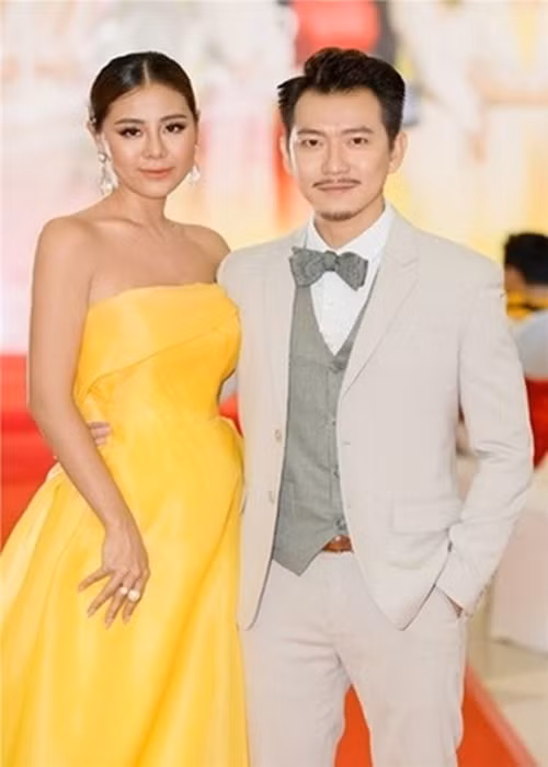 Nam Thư yêu quý Pom nên hỗ trợ nam diễn viên nhiệt tình. Nữ diễn viên phủ nhận yêu đàn em: “Giống như tôi mắc nợ Pom vậy. Tôi nghe thấy Pom muốn ra sản phẩm, tôi chạy đôn chạy đáo để hỗ trợ Pom thực hiện. Nhiều người nhìn vào cũng tưởng tôi yêu Pom, thậm chí, một số bạn nam tán tỉnh tôi cũng hoài nghi về điều này nhưng thực sự không có”. Ảnh: Yan.