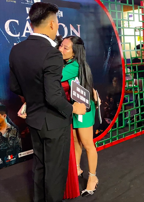 Quách Ngọc Tuyên đã kết hôn. Nam diễn viên khẳng định bà xã không ghen với Nam Thư. Tháng 5 vừa qua, tại một sự kiện, Nam Thư và bà xã của Quách Ngọc Tuyên ôm chầm lấy nhau và vui vẻ trò chuyện. Ảnh: Saostar.