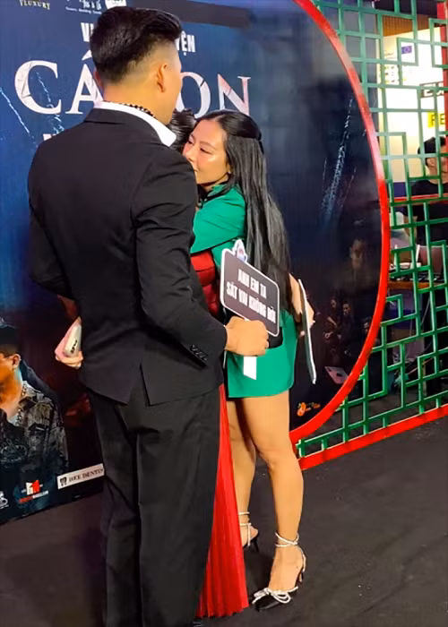 Quách Ngọc Tuyên đã kết hôn. Nam diễn viên khẳng định bà xã không ghen với Nam Thư. Tháng 5 vừa qua, tại một sự kiện, Nam Thư và bà xã của Quách Ngọc Tuyên ôm chầm lấy nhau và vui vẻ trò chuyện. Ảnh: Saostar.