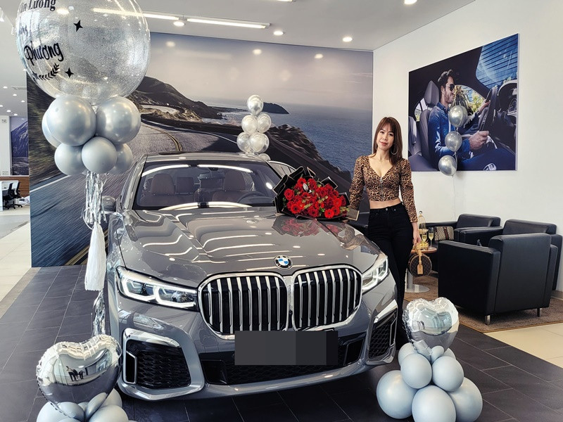 Mạnh Trường chiều chuộng vợ con. Nam diễn viên từng tặng bà xã xế sang nhân dịp sinh nhật.