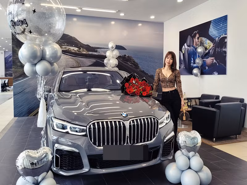 Mạnh Trường chiều chuộng vợ con. Nam diễn viên từng tặng bà xã xế sang nhân dịp sinh nhật.