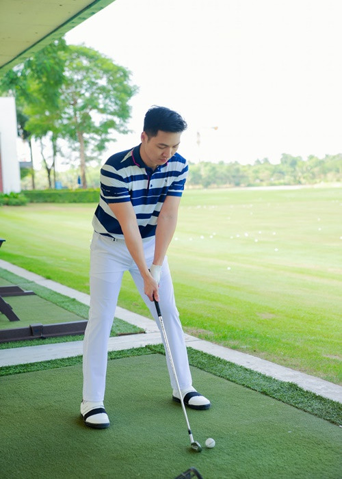 Ông bố ba con bảnh bao trên sân tập.