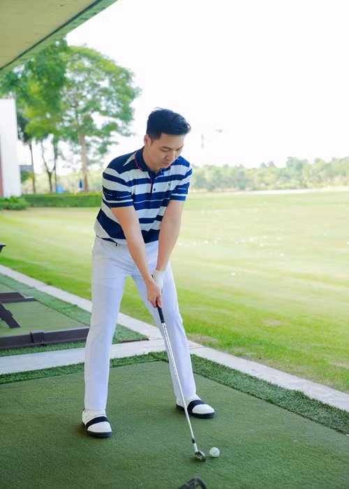 Ông bố ba con bảnh bao trên sân tập.