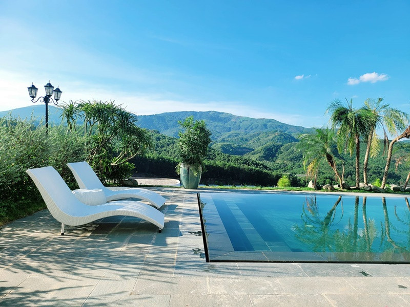 Nơi ở của gia đình nam diễn viên có bể bơi ngoài trời.