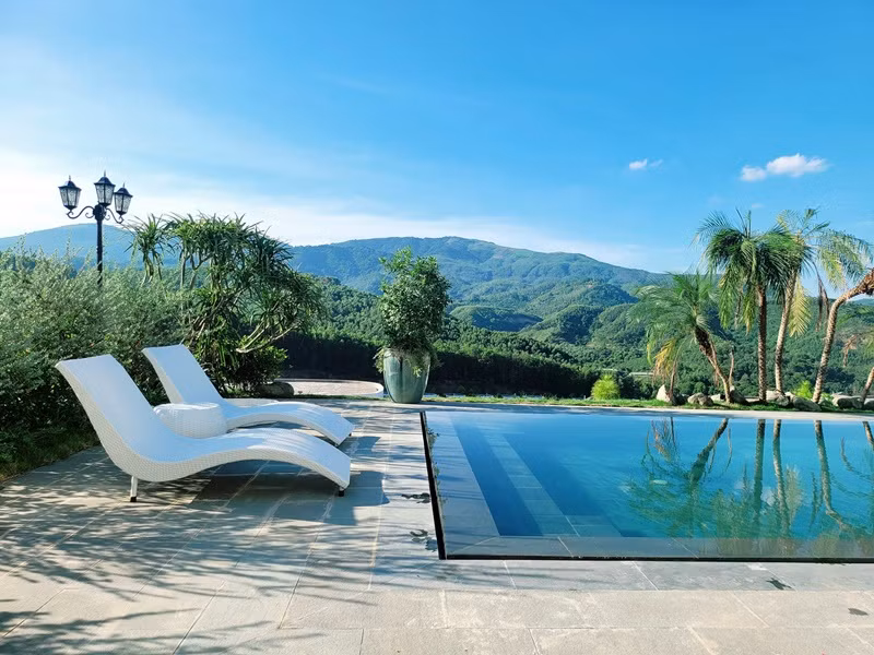 Nơi ở của gia đình nam diễn viên có bể bơi ngoài trời.