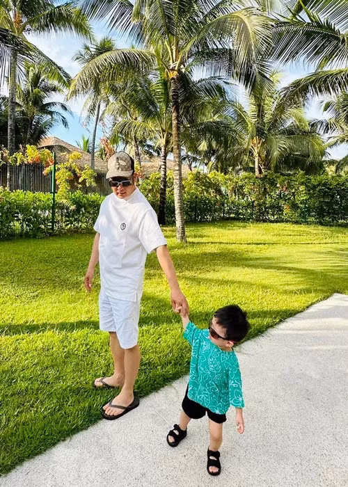 Bằng Kiều là người thích đông con. "Tôi thích nhiều con, tôi còn muốn có nữa, nhưng mà không tính được trước tương lai. Kệ, tôi chẳng dự định bao nhiêu con, có thì đón nhận", nam ca sĩ chia sẻ.