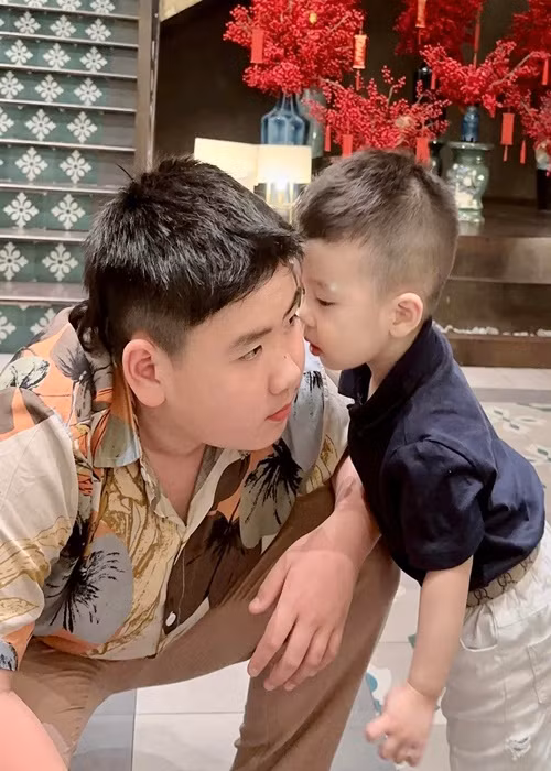 4 con trai của Bằng Kiều yêu thương nhau.