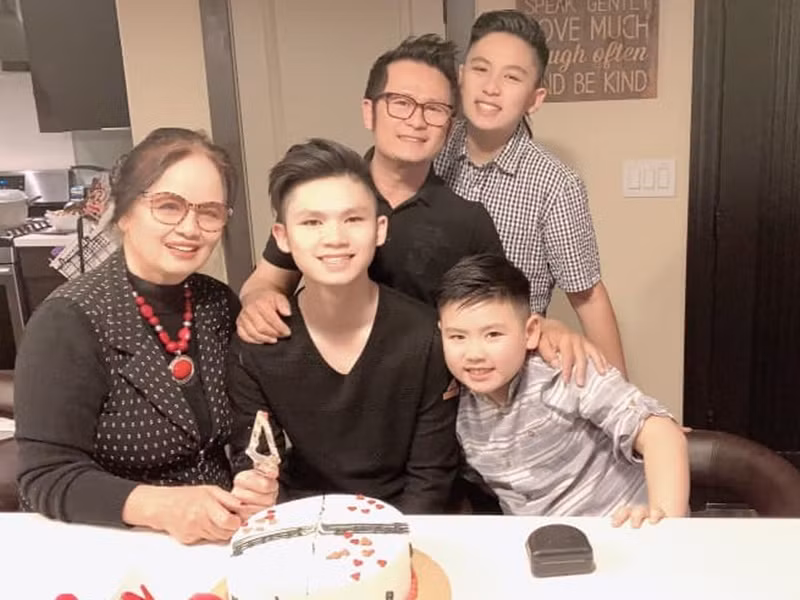 Nói về việc định hướng cho ba cậu con trai đã lớn, Bằng Kiều chia sẻ trên Dân Việt: "Tôi để các con đi theo đam mê của con thôi. Nói chung chúng đều có năng khiếu âm nhạc, hai bạn bé thích nhiều thứ khác nhau, riêng bạn lớn Beckham có năng khiếu từ bé, chỉ thích nhạc thôi, không thích gì khác. Tôi với Beckham chơi được với nhau rất lâu. Tới giờ hai bố con vẫn có thể ngồi với nhau cả ngày để chơi đàn, trò chuyện về âm nhạc".