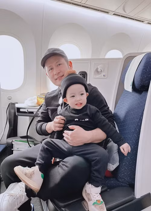 Bằng Kiều có con trai thứ 4 khi gắn bó với một người phụ nữ tên Mai Linh. Nam ca sĩ chia sẻ trên Vietnamnet, hơn 10 năm mới quay lại làm ông bố bỉm sữa, anh không cảm thấy áp lực.