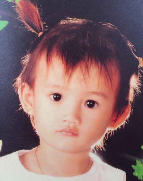 Bố của Ý Nhi làm giám đốc công ty xây dựng, mẹ cô làm nội trợ. Người đẹp có hai em gái. Ảnh: FBNV.