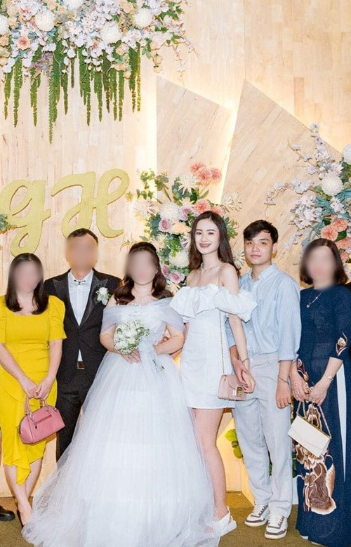 Nàng hậu và người yêu 6 năm nắm tay tình tứ khi dự một đám cưới. Ảnh: Saostar.