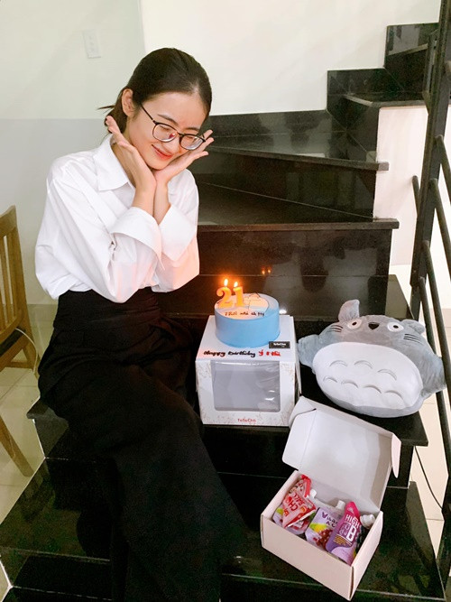 Ý Nhi chia sẻ trên VTV, ngay từ nhỏ, cô đã tự lập, trưởng thành, suy nghĩ cho gia đình đặc biệt là hai em gái. Lớn lên, người đẹp học hỏi thêm nhiều đức tính từ bố như sự chững chạc, phong thái tự tin, giao tiếp tốt. Ảnh: FBNV.