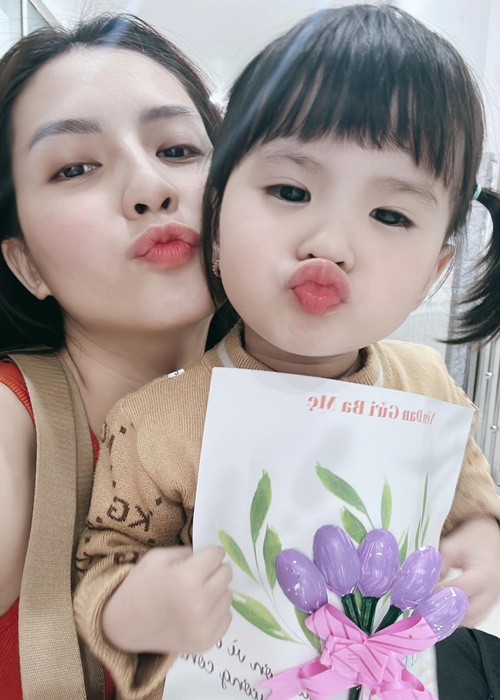 Đối với Thiên An, bé Sol là nguồn động lực lớn để cô vượt qua nhiều khó khăn khi làm mẹ đơn thân. Nữ diễn viên chia sẻ: "Nụ cười của con là ánh sáng trong lòng mẹ, ngày nào có con bên cạnh, ngày đó mẹ sẽ luôn hạnh phúc". Ảnh: FBNV.