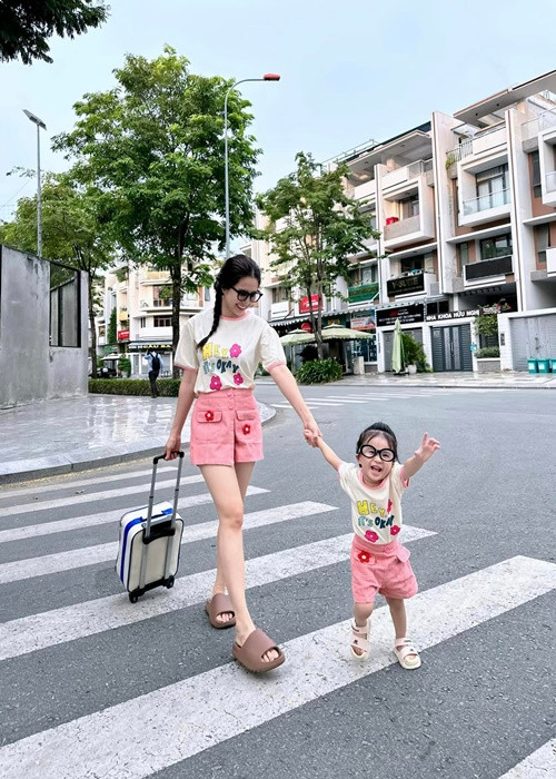 Bé Sol tỏ ra dạn dĩ trước ống kính máy quay. Ảnh: FBNV.