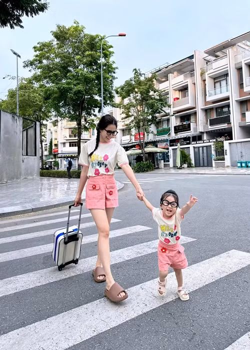 Bé Sol tỏ ra dạn dĩ trước ống kính máy quay. Ảnh: FBNV.