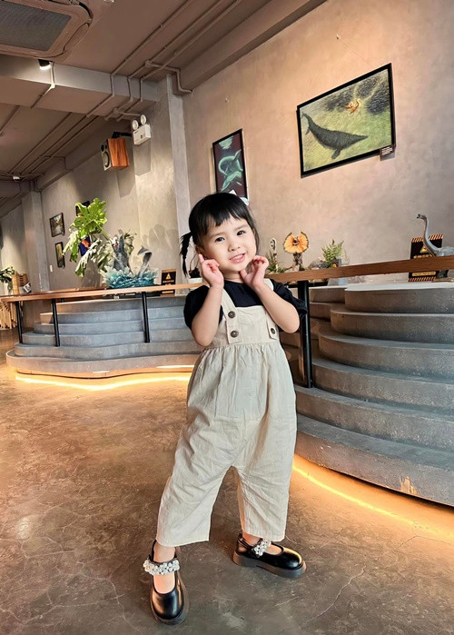 Từ khi còn rất nhỏ, bé Sol không chỉ đóng phim mà còn làm người mẫu, tham gia các chương trình. Ảnh: FBNV.