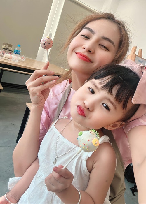 Thiên An hài hước chia sẻ về một hoạt động cùng con: "Người ta đi workshop để thanh tịnh, chữa lành tâm hồn. Còn tôi dẫn bé Sol theo như muốn làm cho cô chú tham gia chung muốn trỗi dậy phần "đen" trong tâm hồn vậy. Nói cái gì mà không ngớt, nói như hát, thao túng tâm lý cô chú là một em bé với dáng vẻ một nàng bánh bèo cute mà đâu hề biết bả là một "quậy girl" thứ dữ. Cô chú lầm to rồi". Ảnh: FBNV.