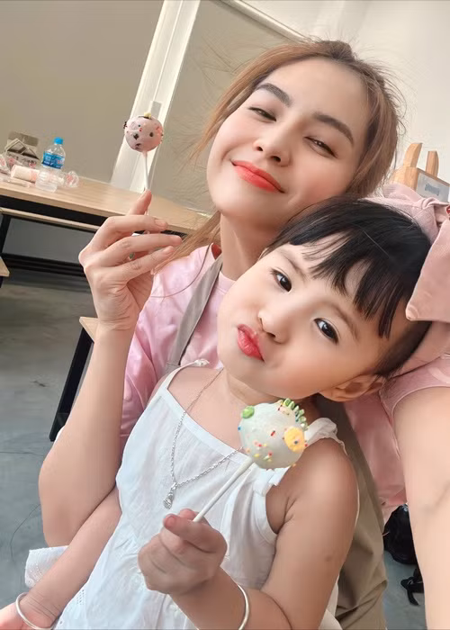 Thiên An hài hước chia sẻ về một hoạt động cùng con: "Người ta đi workshop để thanh tịnh, chữa lành tâm hồn. Còn tôi dẫn bé Sol theo như muốn làm cho cô chú tham gia chung muốn trỗi dậy phần "đen" trong tâm hồn vậy. Nói cái gì mà không ngớt, nói như hát, thao túng tâm lý cô chú là một em bé với dáng vẻ một nàng bánh bèo cute mà đâu hề biết bả là một "quậy girl" thứ dữ. Cô chú lầm to rồi". Ảnh: FBNV.
