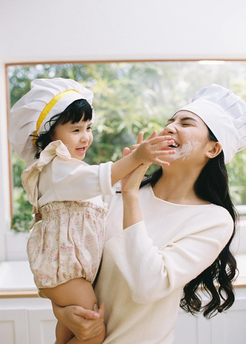 Thiên An đưa con gái tham gia nhiều hoạt động. Ảnh: FBNV.