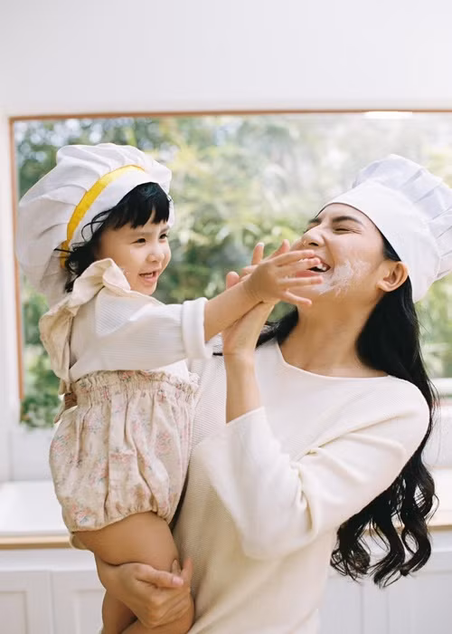 Thiên An đưa con gái tham gia nhiều hoạt động. Ảnh: FBNV.