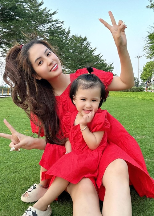 Con gái của Thiên An và Jack có vẻ ngoài đáng yêu với đôi mắt to tròn, khuôn miệng xinh xắn, làn da trắng. Ảnh: FBNV.