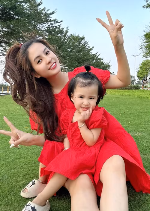 Con gái của Thiên An và Jack có vẻ ngoài đáng yêu với đôi mắt to tròn, khuôn miệng xinh xắn, làn da trắng. Ảnh: FBNV.