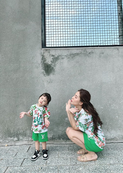 Thiên An và con gái thường xuyên mặc đồ đôi. Ảnh: FBNV.