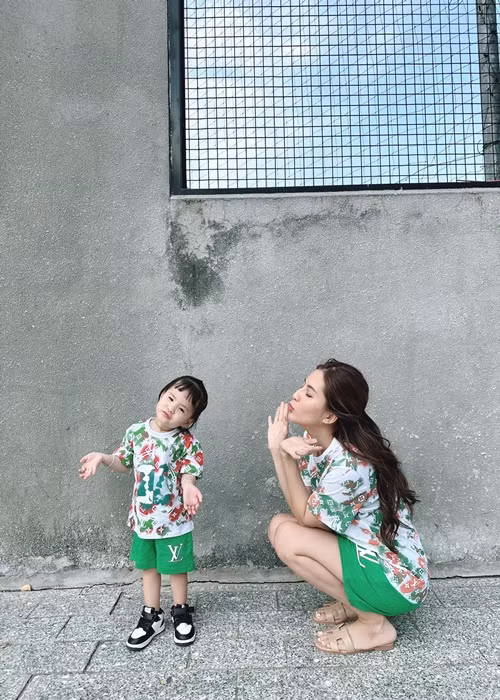 Thiên An và con gái thường xuyên mặc đồ đôi. Ảnh: FBNV.