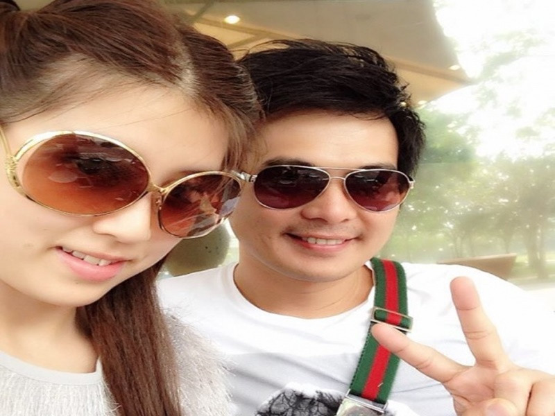 Nam ca sĩ Lâm Hùng gặp Khánh Ngọc vào thời điểm cô đang ôn thi đại học ở TP HCM. Vì cho rằng nghệ sĩ đào hoa, Khánh Ngọc chỉ xem Lâm Hùng là bạn. Tuy nhiên, sau khi tiếp xúc nhiều, Khánh Ngọc bắt đầu có tình cảm với Lâm Hùng vì thấy anh là người đàn ông của gia đình. Ảnh: Gia Đình Việt Nam.