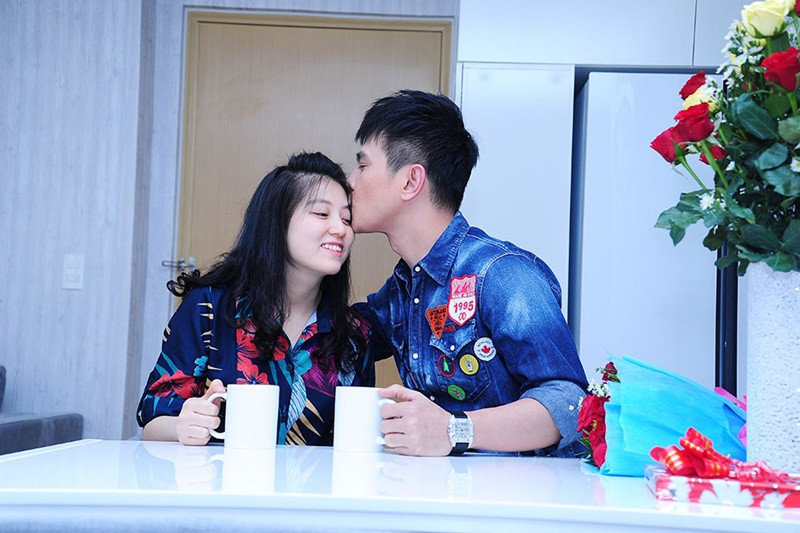 Lâm Hùng cảm thấy vô cùng may mắn khi gặp Khánh Ngọc. Trước đây do nổi tiếng quá sớm, nam ca sĩ khá bốc đồng và ngạo mạn. Tuy nhiên, từ khi có vợ, Lâm Hùng biết suy nghĩ và chín chắn hơn. Ảnh: Dân Việt.