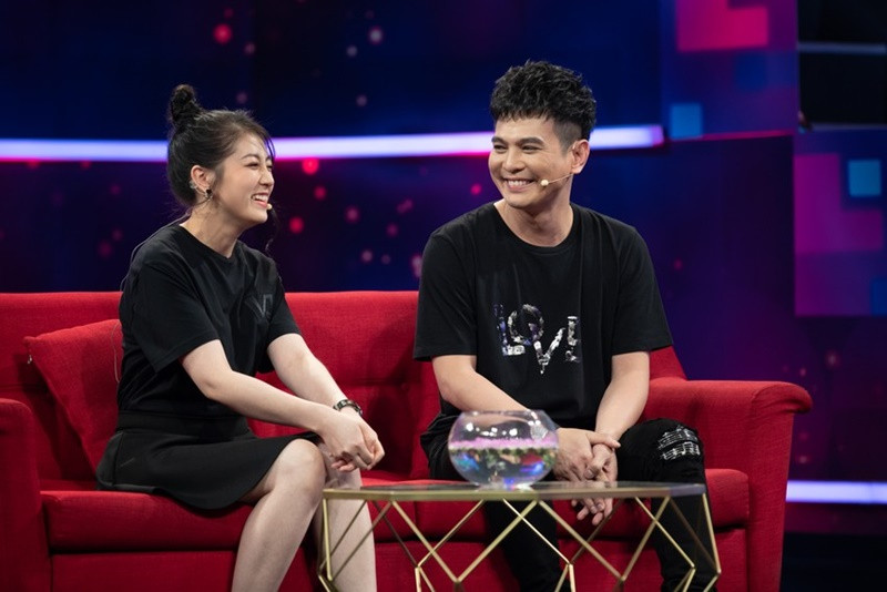 Trong chương trình Giải mã tri kỷ năm 2020, Lâm Hùng xin lỗi Khánh Ngọc vì cô luôn là người chịu đựng mọi thứ, luôn ở bên cùng đồng hành và cùng anh trải qua những tháng ngày khó khăn, vất vả. Ảnh: Pháp Luật TP HCM.