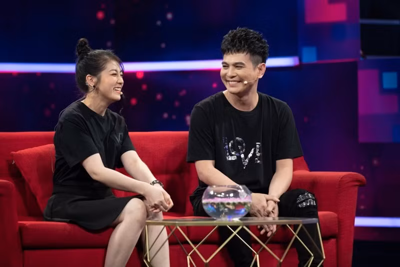 Trong chương trình Giải mã tri kỷ năm 2020, Lâm Hùng xin lỗi Khánh Ngọc vì cô luôn là người chịu đựng mọi thứ, luôn ở bên cùng đồng hành và cùng anh trải qua những tháng ngày khó khăn, vất vả. Ảnh: Pháp Luật TP HCM.