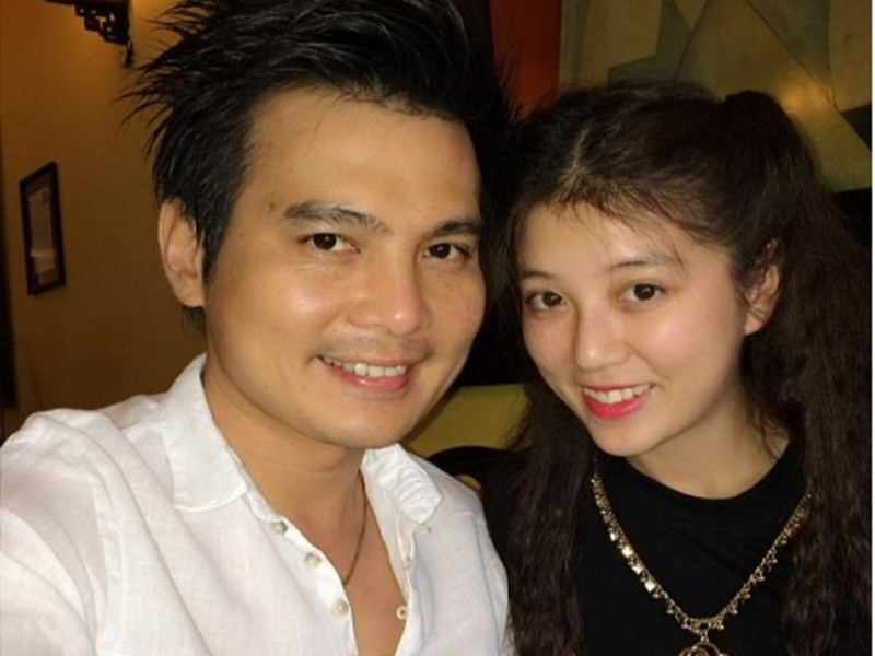 Lần đầu gặp mặt, Lâm Hùng ấn tượng với Khánh Ngọc về thần thái điềm tĩnh, vẻ đẹp dịu dàng. Nam ca sĩ xin số điện thoại Khánh Ngọc nhưng lại nhận được số của bạn cô. Lâm Hùng quyết tâm theo đuổi Khánh Ngọc. Cuối cùng, sau vài năm hẹn hò, cả hai về chung một nhà. Ảnh: Gia Đình Việt Nam.