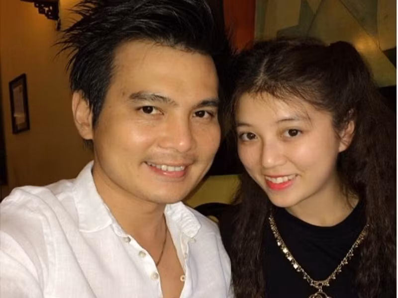 Lần đầu gặp mặt, Lâm Hùng ấn tượng với Khánh Ngọc về thần thái điềm tĩnh, vẻ đẹp dịu dàng. Nam ca sĩ xin số điện thoại Khánh Ngọc nhưng lại nhận được số của bạn cô. Lâm Hùng quyết tâm theo đuổi Khánh Ngọc. Cuối cùng, sau vài năm hẹn hò, cả hai về chung một nhà. Ảnh: Gia Đình Việt Nam.