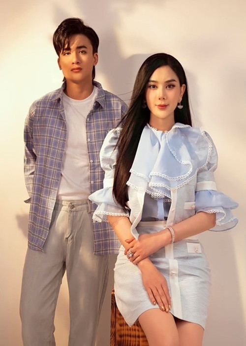 Theo lời Lâm Khánh Chi, người mà Phi Hùng nhắc đến là Song Duy. Nữ ca sĩ khẳng định, Song Duy chỉ là trợ lý công việc của cô. Một thời gian sau ồn ào, Lâm Khánh Chi và chồng cũ đã hóa giải hiểu lầm. Ảnh: FBNV.