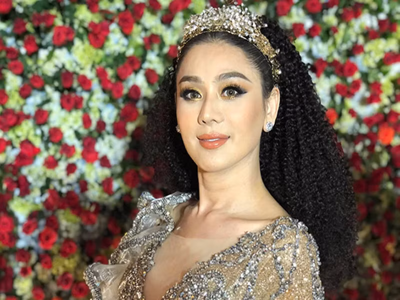 Bị chồng cũ tố người mới khiến hôn nhân đổ vỡ, Lâm Khánh Chi phủ nhận. “Tôi chỉ nghĩ mọi vấn đề đều có tính hai mặt. Nếu anh ấy xem đó là mối quan hệ bình thường nó sẽ bình thường. Nhưng nếu quy chụp lại là câu chuyện khác. Giả dụ tôi có tình cảm với người đàn ông khác sẽ cắt đứt hẳn với anh Hùng. Chắc chắn không có chuyện để cả hai rơi vào tình huống khó như bây giờ. Tôi khẳng định mình không ngoại tình như những gì phía anh Hùng nói”, cô chia sẻ trên Vietnamnet. Ảnh: Vietnamnet.