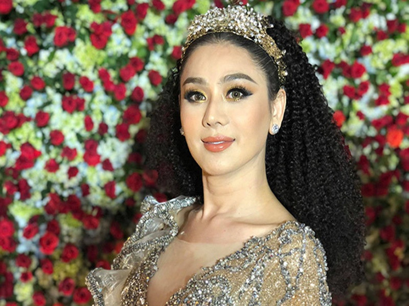 Bị chồng cũ tố người mới khiến hôn nhân đổ vỡ, Lâm Khánh Chi phủ nhận. “Tôi chỉ nghĩ mọi vấn đề đều có tính hai mặt. Nếu anh ấy xem đó là mối quan hệ bình thường nó sẽ bình thường. Nhưng nếu quy chụp lại là câu chuyện khác. Giả dụ tôi có tình cảm với người đàn ông khác sẽ cắt đứt hẳn với anh Hùng. Chắc chắn không có chuyện để cả hai rơi vào tình huống khó như bây giờ. Tôi khẳng định mình không ngoại tình như những gì phía anh Hùng nói”, cô chia sẻ trên Vietnamnet. Ảnh: Vietnamnet.