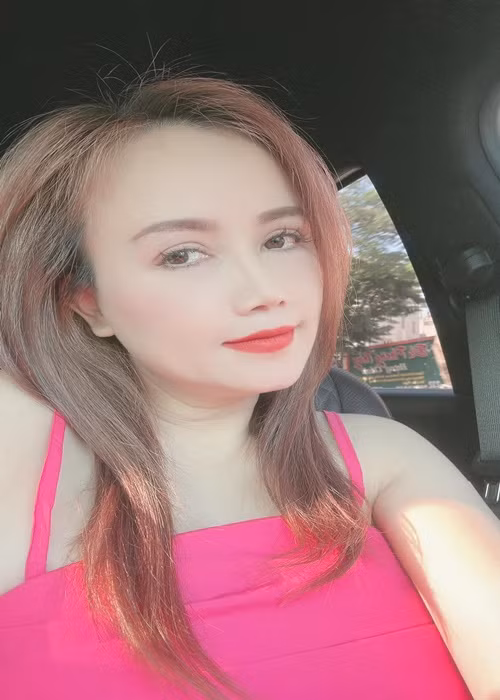 Cô bức xúc đáp trả chồng cũ: "Từ lúc bắt đầu làm vợ Cao Thắng cho đến lúc chia tay, tôi không có bất kì mối quan hệ ngoài luồng nào. Tôi mà ngoại tình thì trời chu đất diệt tôi. Tôi ra đường thì xe đâm tôi chết… Anh dựng chuyện bôi xấu tôi để anh được gì? Nếu tôi có xấu như thế thật thì là một người đàn ông anh có nên nói ra như vậy không, nỡ là anh dựng chuyện cho tôi. Tôi tiếc lắm, tôi chưa yêu một ai để người đó bảo vệ tôi. Tôi sẽ yêu cho anh xem. Cho đúng ý anh luôn, để đỡ phải vu khống”. Ảnh: FBNV.