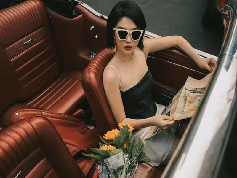 Có thu nhập “khủng”, Ngọc Trinh sống sang chảnh. Nữ người mẫu gốc Trà Vinh đi xe hơi tiền tỷ, ở biệt thự triệu đô, ăn mặc đồ hiệu, du lịch xa xỉ. Ảnh: FBNV.