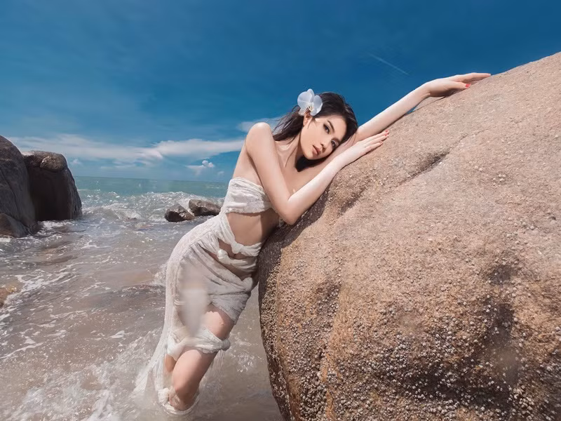 Ngọc Trinh thi thoảng vẫn đăng tải các bộ ảnh mặc táo bạo. Ảnh: FBNV.